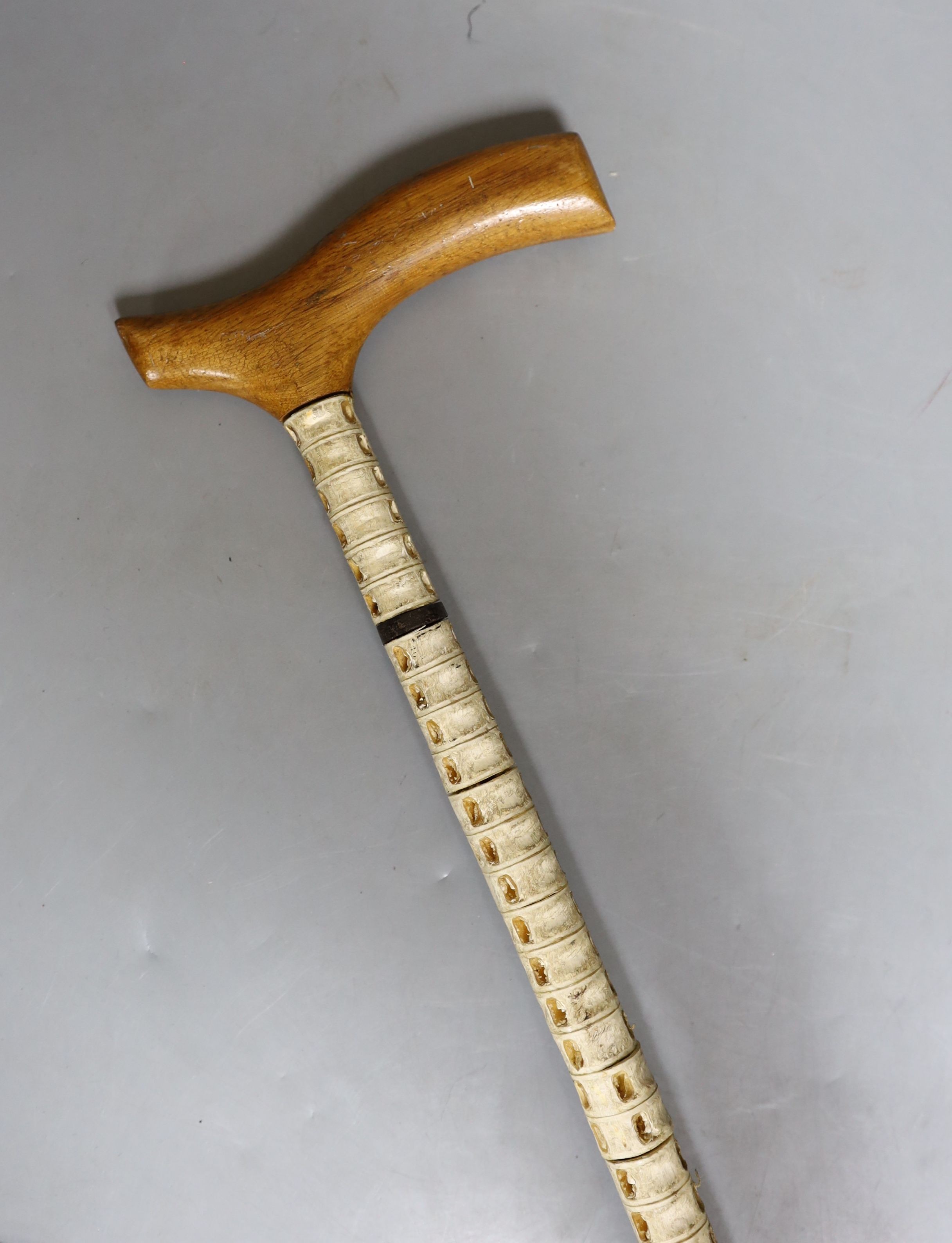 A vertibrae walking cane, 90 cms.